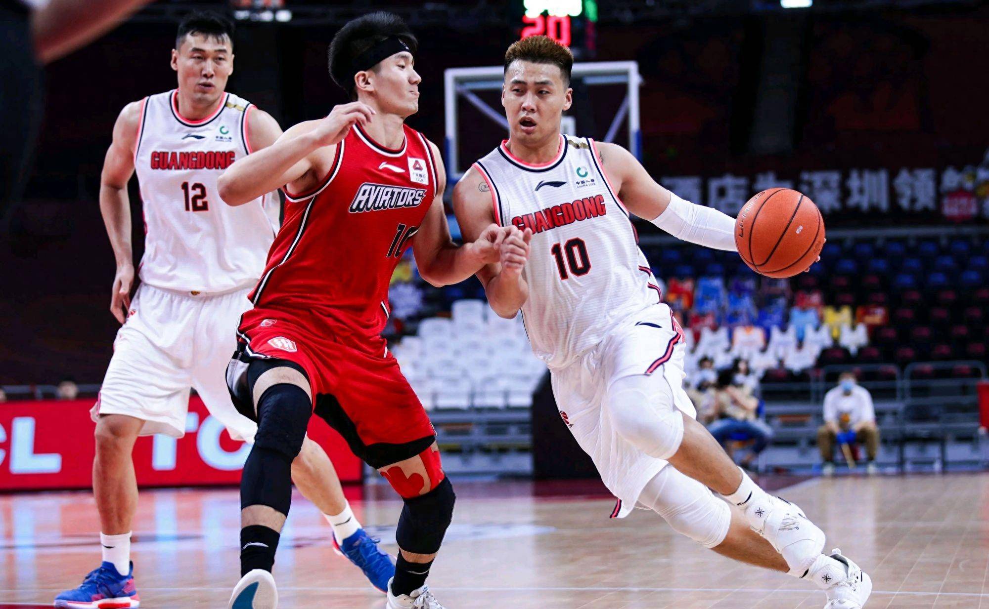 球队新战术出炉，攻防转变令人耳目一新