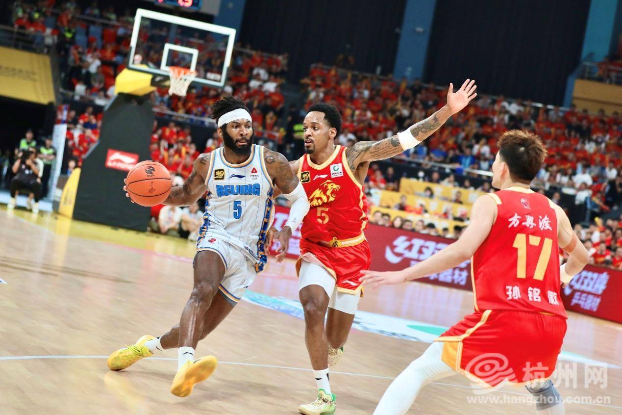 东莞男篮在比赛中表现出色，收获胜利