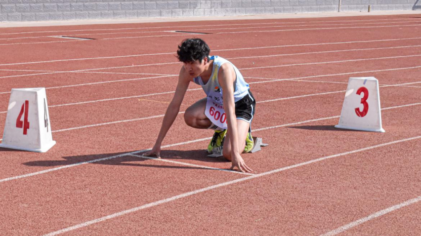 运动员们在场上奋力拼搏，不畏困难