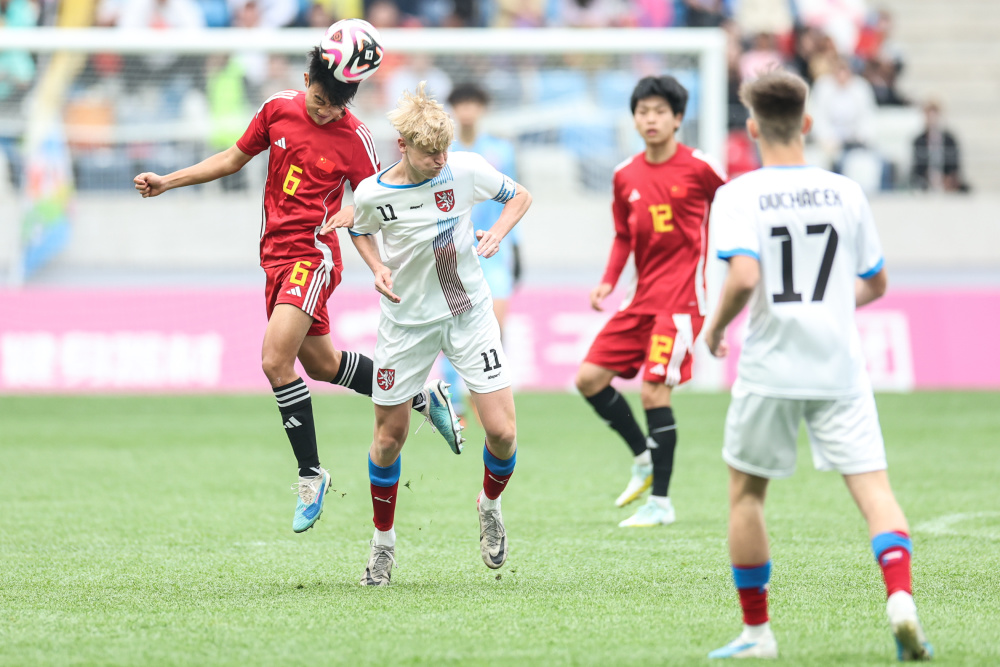 捷克足球运动员在国际比赛中表现出色