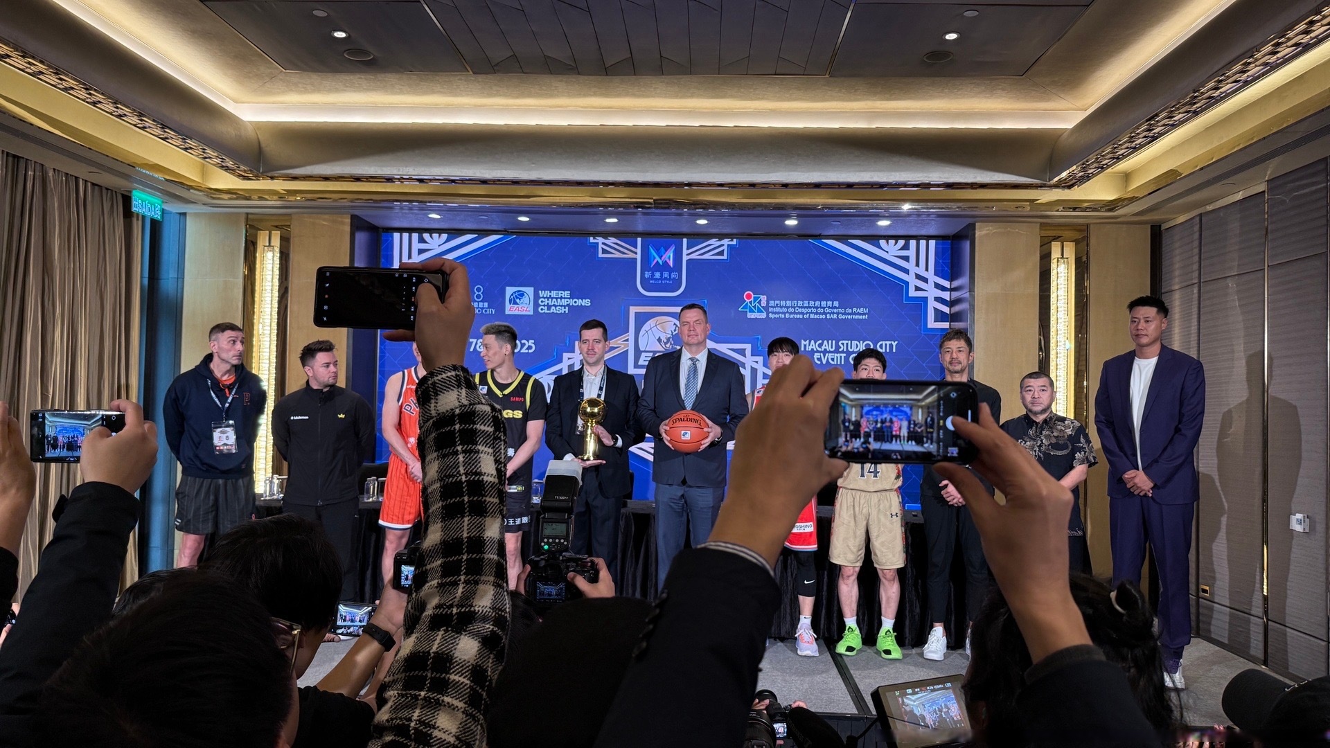 世界级教练引领球队征战国际舞台