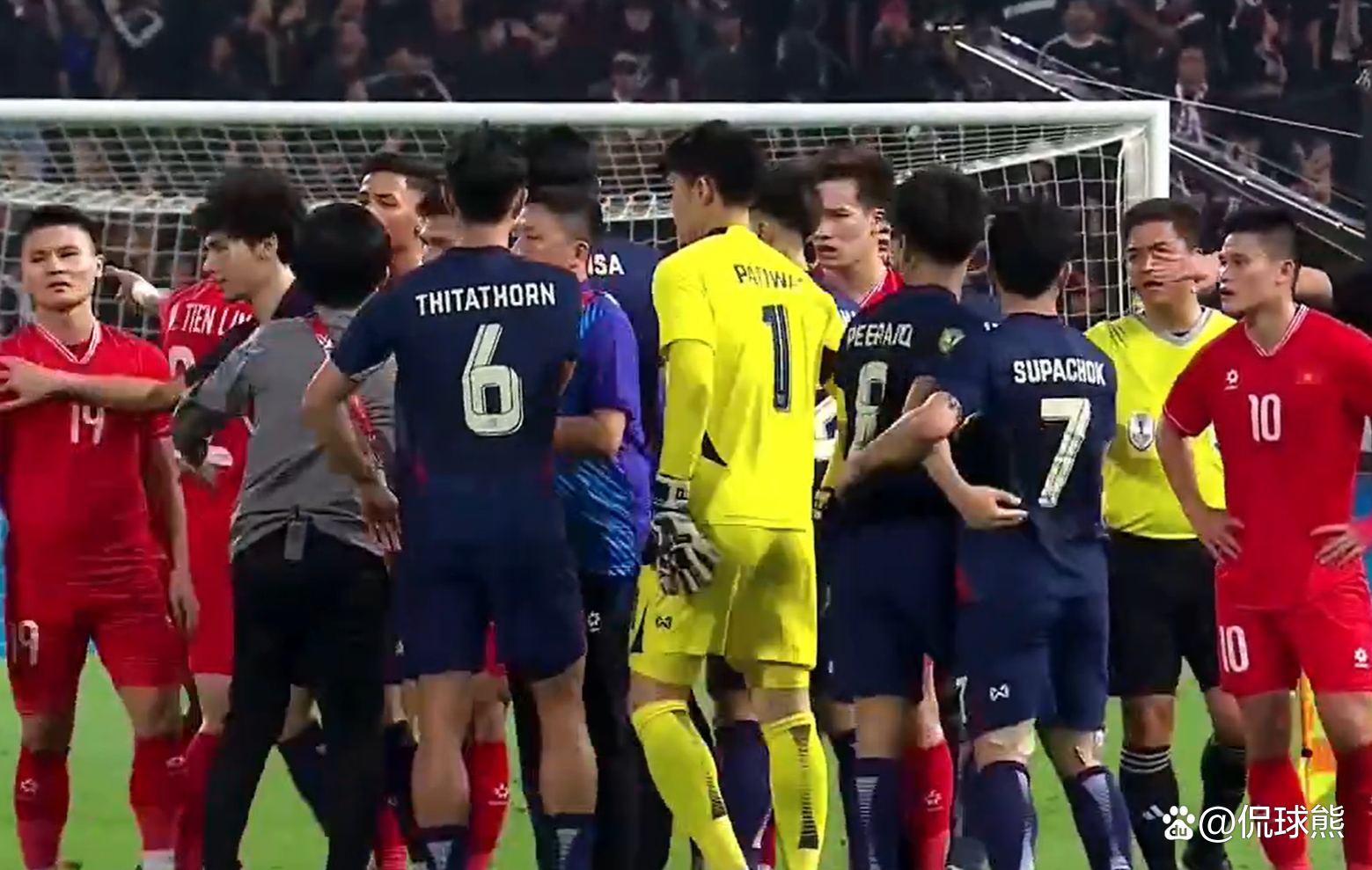 关于泰国足球联赛升降级比赛激烈进行，球队拼搏的信息