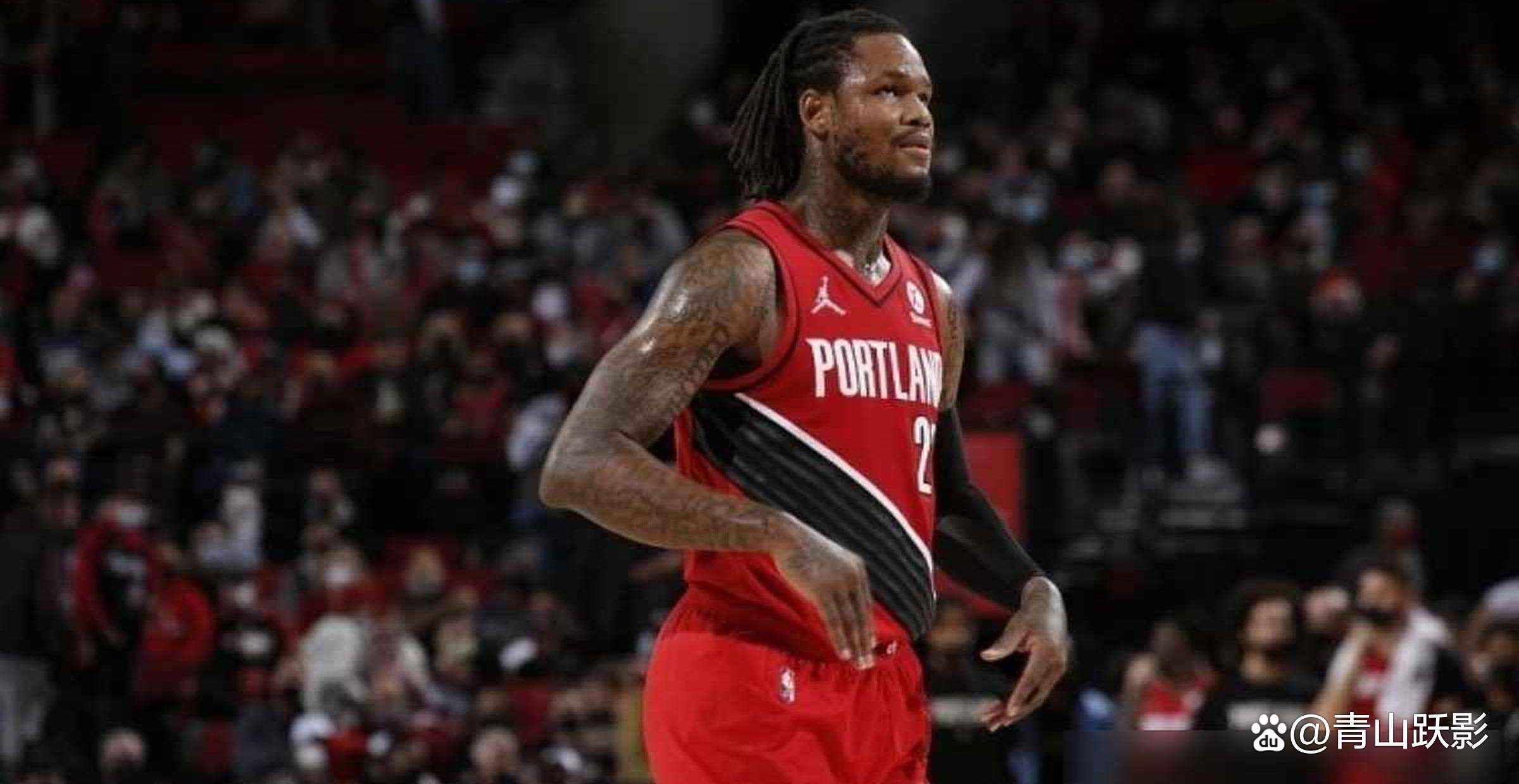 篮球巨星创造新纪录，引发球迷狂热讨论