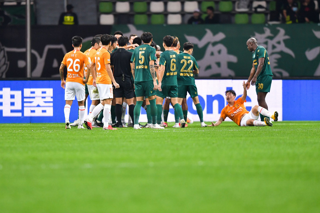 杭州绿城队取得胜利，全队庆祝胜利