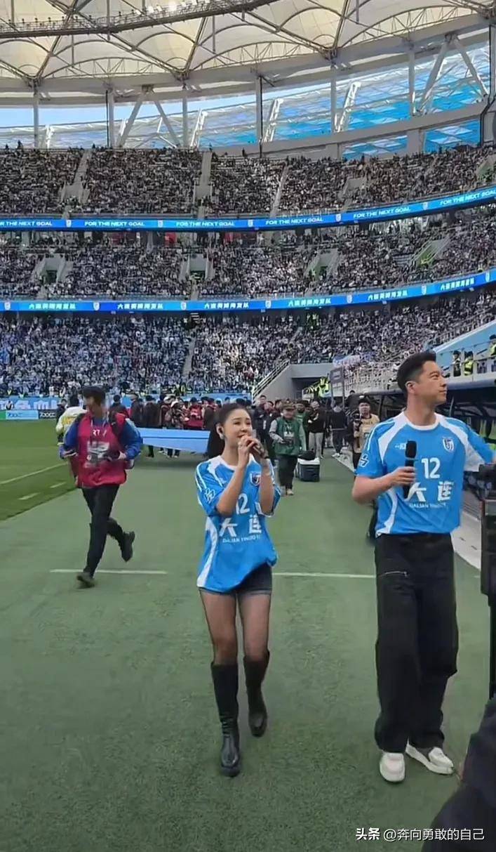 足球比赛深受观众喜爱，激动人心