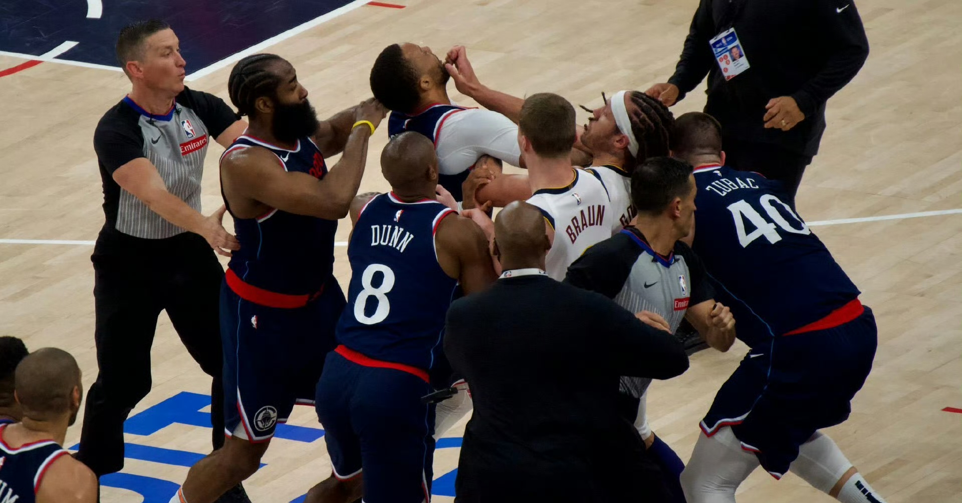 包含美国队在最新一场角逐中击败对手，实力傲视群雄的词条