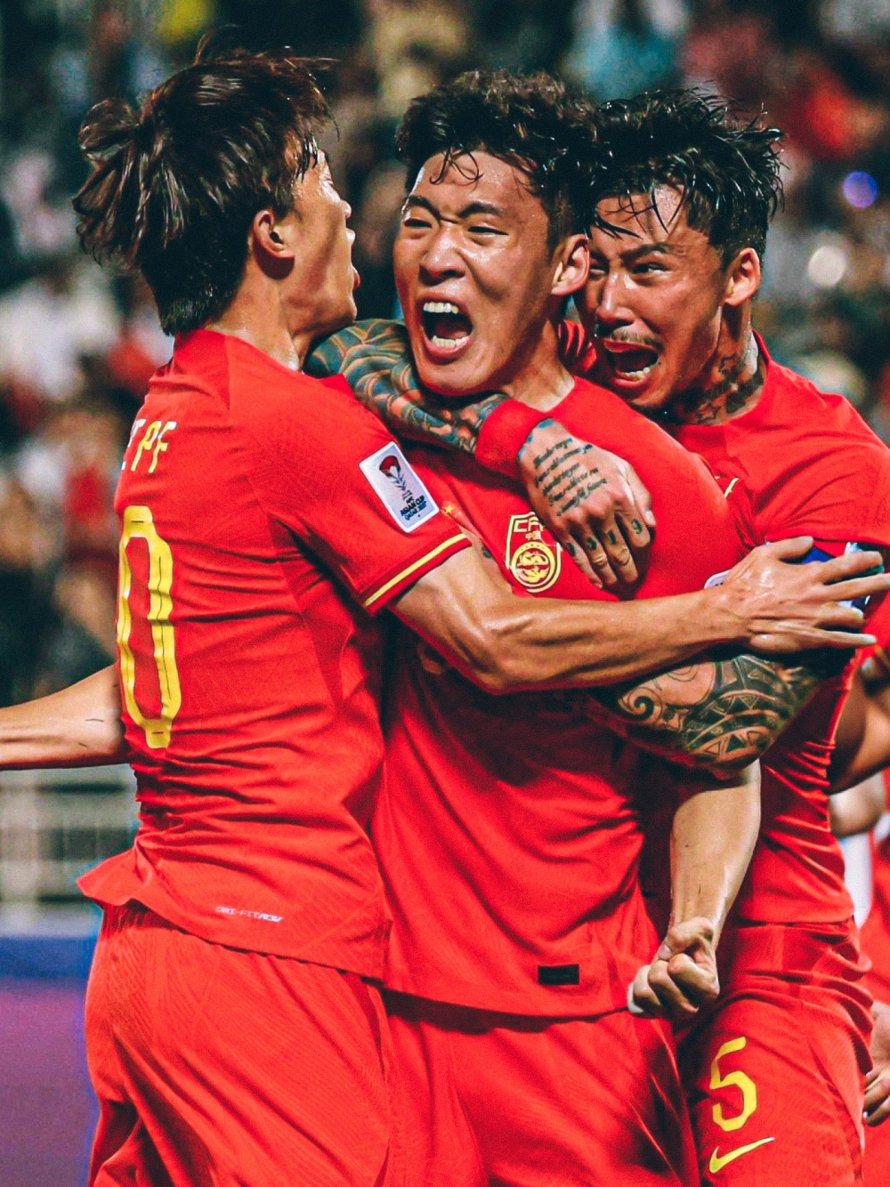 足球场上，运动员们顽强抗衡