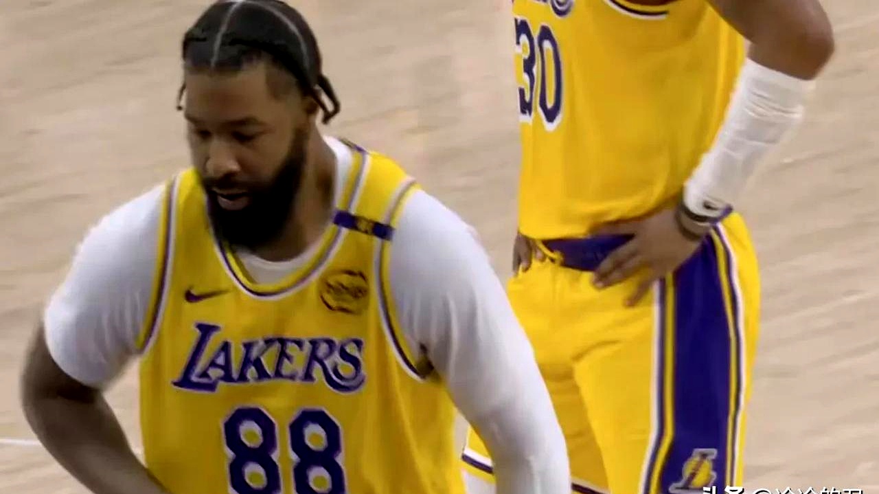 雄鹿主场惨败湖人，遭遇打击