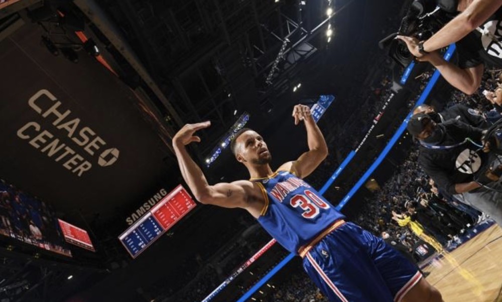 包含爵士连胜结束，战绩止步八连胜的词条